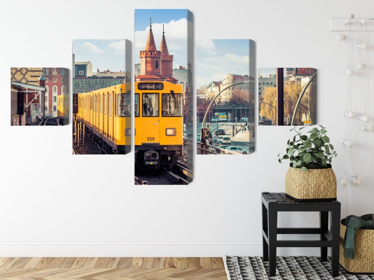 Obraz Wieloczęściowy Żółty Pociąg W Berlinie Na Torach Kolejowych